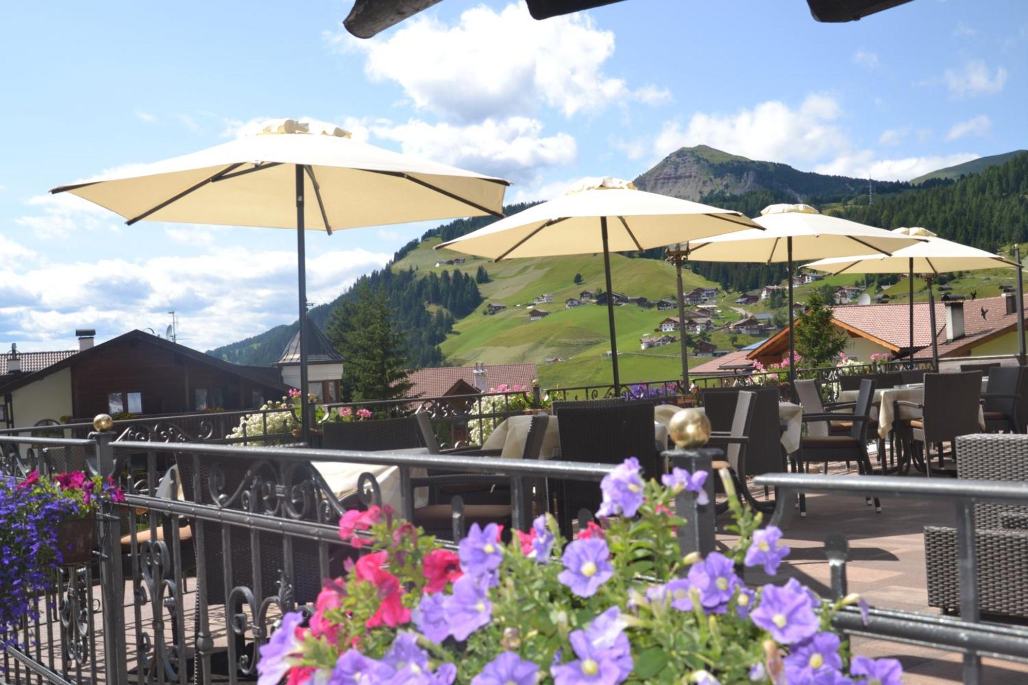 Hotel Scoiattolo Wolkenstein in Gröden Exterior foto