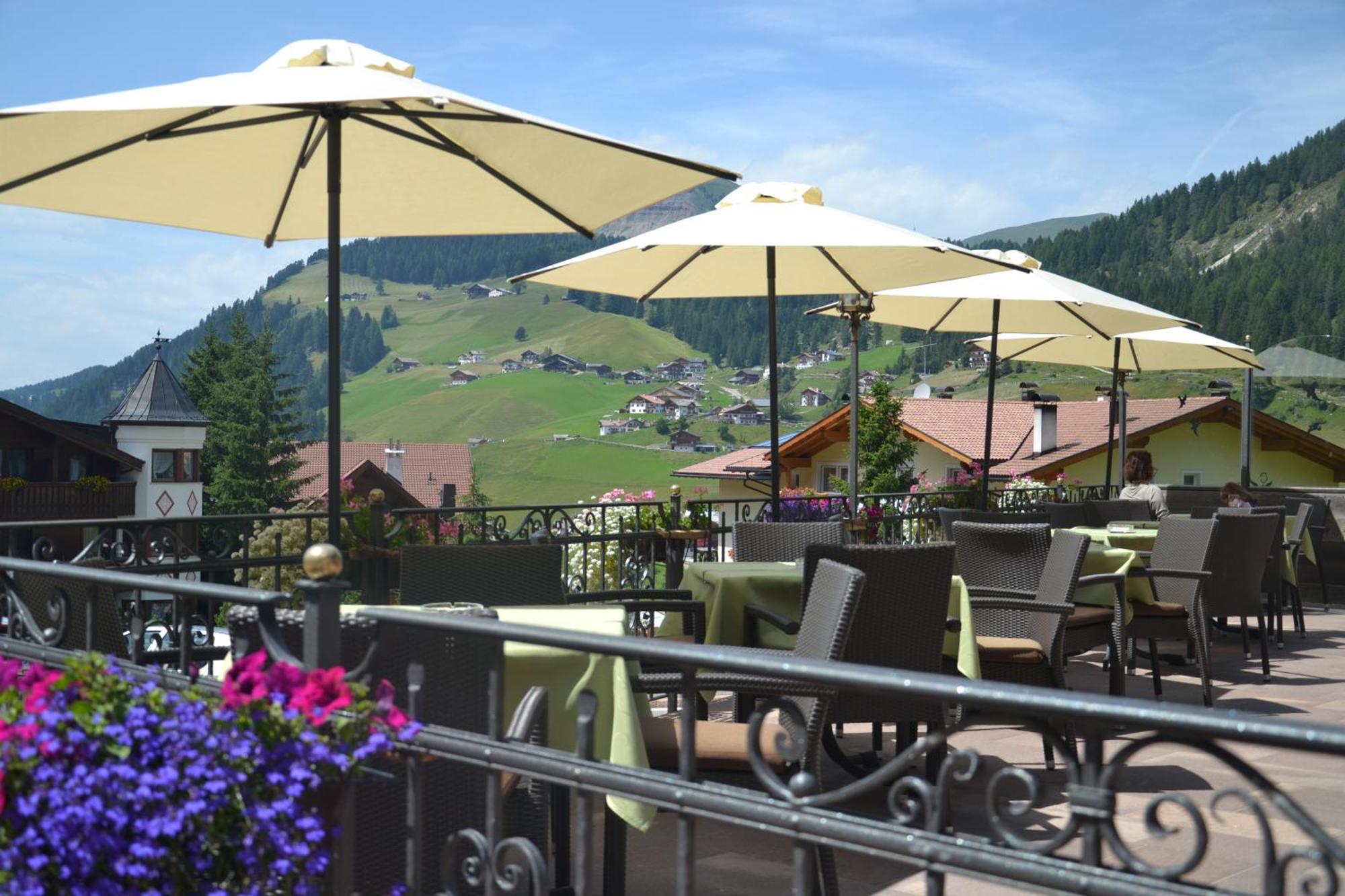 Hotel Scoiattolo Wolkenstein in Gröden Exterior foto